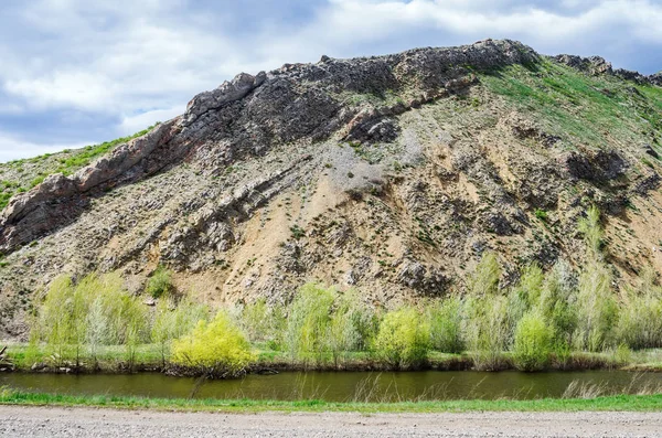 Karst lake at the foot of the Nos mountain, Southern extremity of the Karamurun-tau ridge (Ural Mountains) — Stock Photo, Image