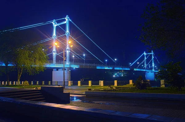 Ponte pedestre sobre o rio Ural — Fotografia de Stock