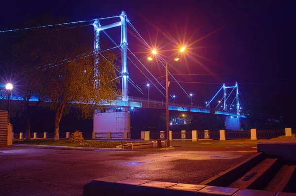 Fußgängerbrücke über den Fluss — Stockfoto