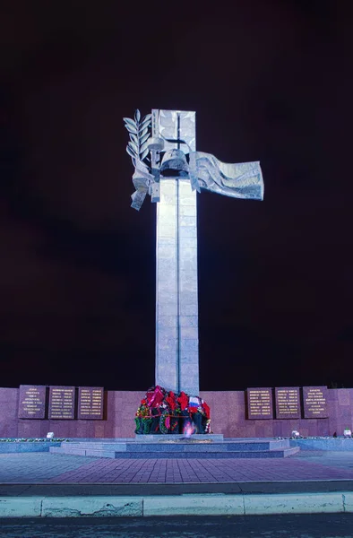 Obelisk nahe der ewigen Flamme auf der Siegesallee — Stockfoto