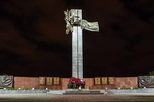 Obelisk nahe der ewigen Flamme auf der Siegesallee — Stockfoto