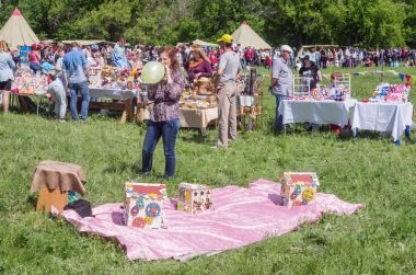 kadın bir balon şişirme