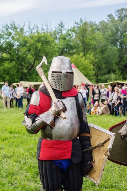 Ağır zırhlı Ortaçağ savaşçı