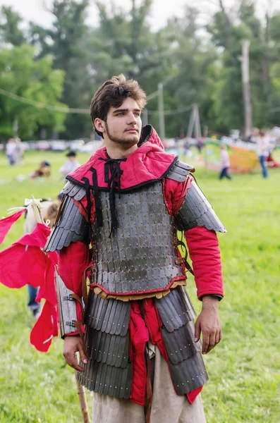 Heavy armored medieval warrior — Stock Photo, Image