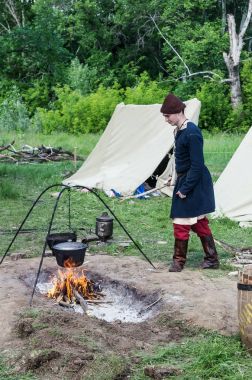 Bir kamp ateşi kamp pişirme