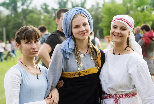 Kolme tyttöä keskiaikaisissa puvuissa — kuvapankkivalokuva