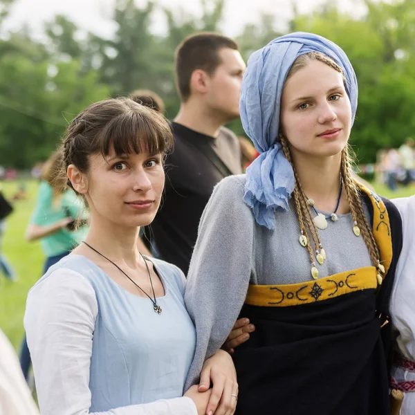Tytöt keskiaikaisissa puvuissa — kuvapankkivalokuva