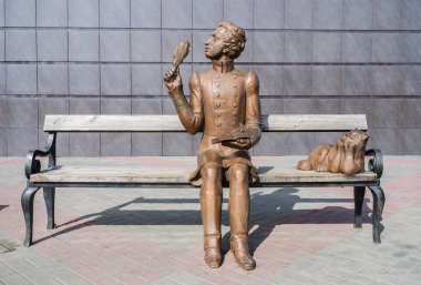 Bankta oturan Puşkin heykeli
