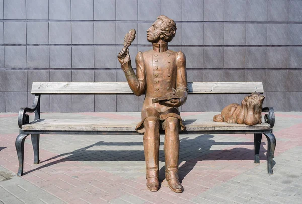 普希金坐在长椅上的雕塑 — 图库照片
