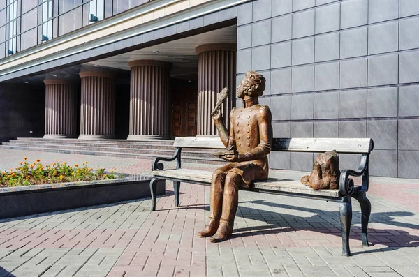 Sculpture de Pouchkine assis sur le banc — Photo