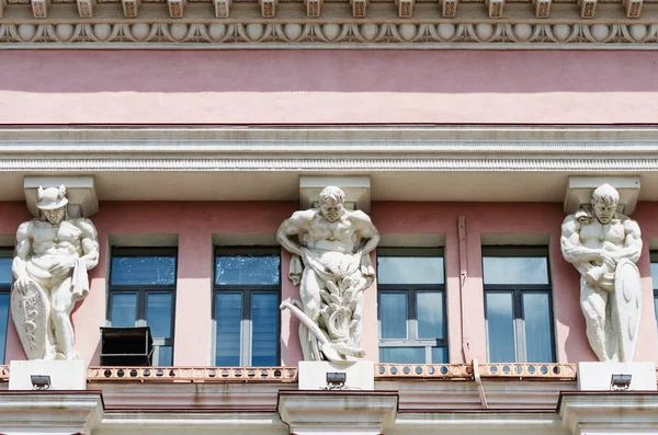 Atlanties ter ondersteuning van de kroonlijst van het gebouw — Stockfoto