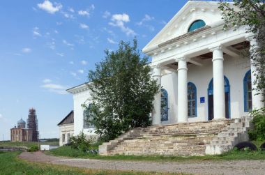 Portico ayağı eski bir ev ile