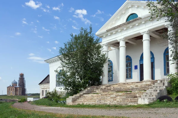 Portico ayağı eski bir ev ile