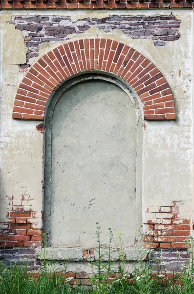 Фрагмент фасада старого здания фабрики — стоковое фото