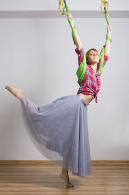 Yoga bir hamakta kız