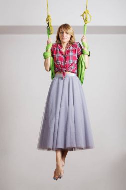 Yoga bir hamakta kız