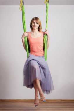 Yoga bir hamakta kız