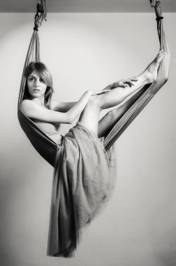 Yoga bir hamakta kız