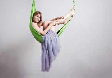 Yoga bir hamakta kız