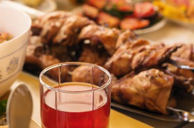 Cam fincan hizmet masada bir içkiyle