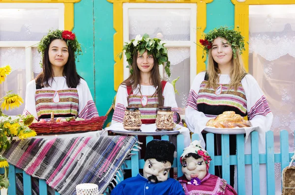 Meninas em roupas populares russas, com grinaldas na cabeça — Fotografia de Stock