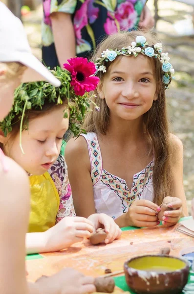Kil el sanatları yapma çocuk