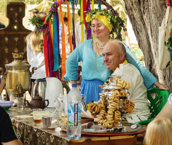 Çay içmek için kapalı masadaki insanların