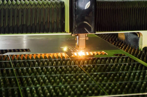 Corte de chapa metálica em uma máquina a laser — Fotografia de Stock