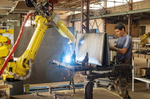 İş kaynak robot