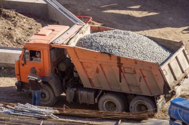 Damperli kamyon moloz inşaat alanında, üstten görünüm üzerinde yüklü