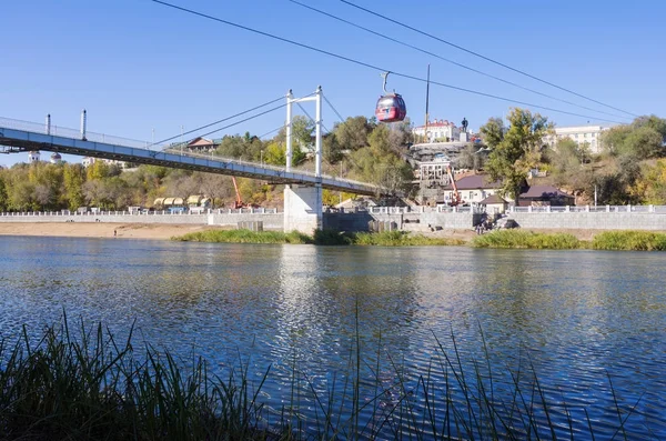 O aterro do rio Ural, a ponte pedonal e o teleférico — Fotografia de Stock