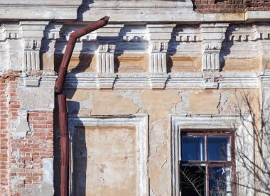 Eski bir cephe parçası bina harap / Rusya'da Orenburg şehir içinde çekilmiş fotoğraf