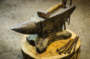 Demir örs ve demirci araçları / resmi üretim odaya alınır