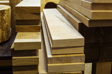 Kenarlı panoları yığınlarda yığılmış / doğrama atölyesinde resim çekildiği