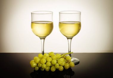 iki kadeh şarap ve üzüm salkımı