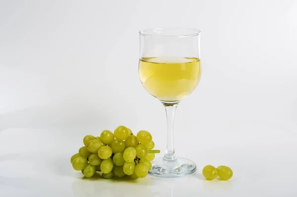 Kieliszek Białego Wina Kilka Zielonych Winogron Białym Tle — Zdjęcie stockowe