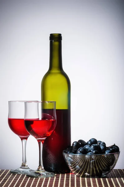 Butelka Czerwonego Wina Okulary Otwartą Butelkę Czerwonego Wina Dwie Szklanki — Zdjęcie stockowe