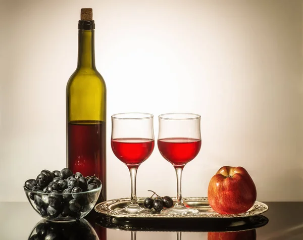Martwa Natura Czerwonego Wina Butelkę Czerwonego Wina Dwie Szklanki Jabłko — Zdjęcie stockowe
