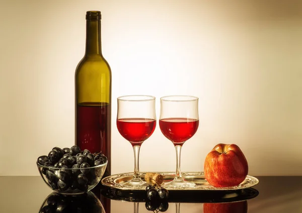 Martwa Natura Czerwonego Wina Butelkę Czerwonego Wina Dwie Szklanki Jabłko — Zdjęcie stockowe