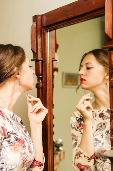 Gadis Dalam Gaun Yang Indah Terlihat Cermin Gambar Yang Diambil — Stok Foto