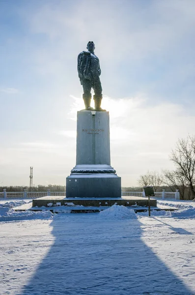 奥伦堡飞行员瓦列里 奇卡洛夫纪念碑 2018年冬季在俄罗斯拍摄的照片 — 图库照片