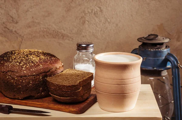 Chleb Żytni Solą Pokładzie Cięcia Ceramiczny Garnek Mlekiem Latarnia Nafty — Zdjęcie stockowe