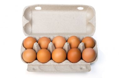 Bir karton konteyner düzine tavuk yumurtası. Beyaz arka plan üzerinde izole