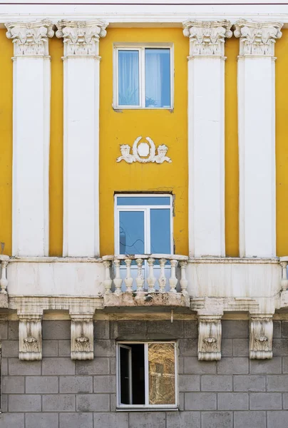 Fragmento Fachada Edificio Antiguo Foto Fue Tomada Rusia Ciudad Orenburg — Foto de Stock