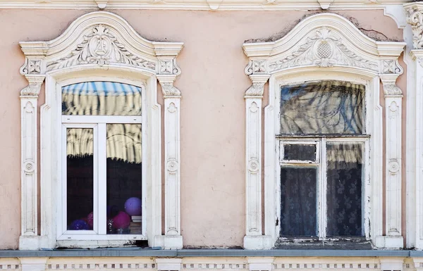 Fragmento Fachada Antiguo Edificio Con Ventanas Foto Fue Tomada Rusia — Foto de Stock