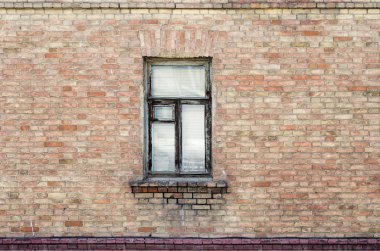 Eski bir binanın duvarında pencere. Resmi Rusya'da Orenburg şehir içinde çekildi. 04/07/2018