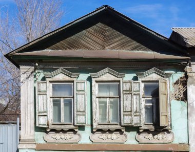Eski bir harap ev cephe. Rusya'da Orenburg şehir içinde resmin çekildiği