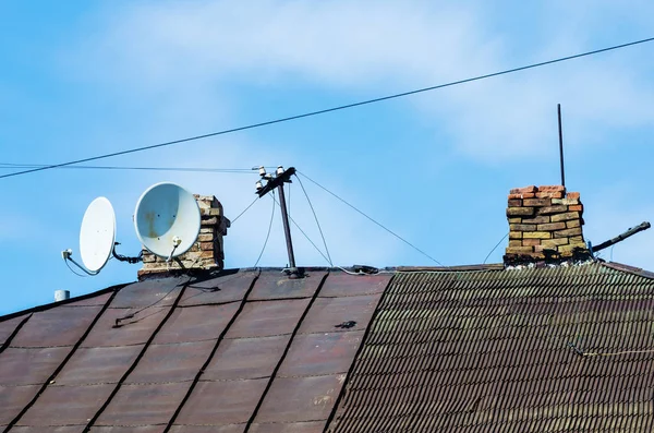 Крыша Старого Дома Трубами Спутниковыми Телевизионными Антеннами Фотография Сделана России — стоковое фото