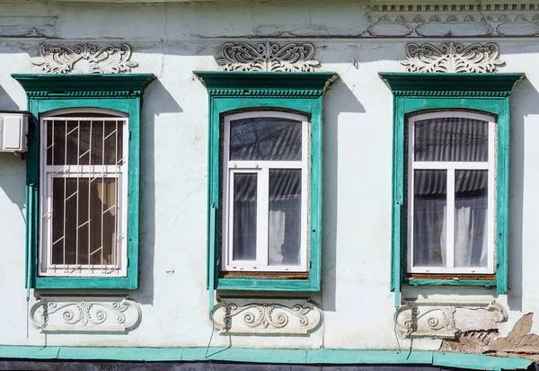 Три Окна Фрагмент Фасада Старого Здания Фотография Сделана России Городе — стоковое фото