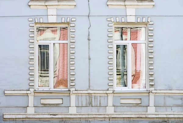 Spiegelungen Den Fenstern Eines Alten Hauses Fragment Der Fassade Das — Stockfoto
